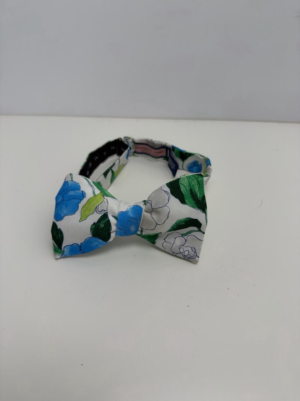 Vineyard Vines Men’s Flora Printed Bow Tie One Size